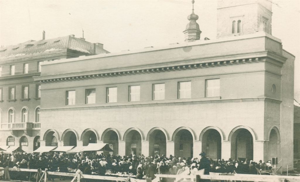 Dolac 1929. godine. Pri dovršetku izgradnje, već sa ženama koje trže